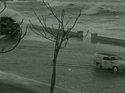 Questa volta ad essere danneggiato maggiormente fu il lungomare. In un filmato di quegli anni realizzato dalla Rai si osserva l�Adriatico in tempesta riversatosi sulla via litoranea